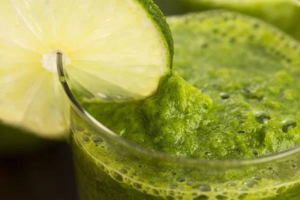 Bebida verde saludable, jugo de verduras — Foto de Stock