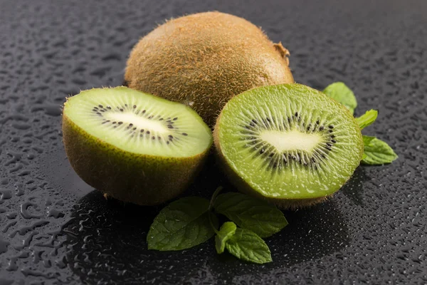 Fruta kiwi jugosa y hojas de menta freas —  Fotos de Stock