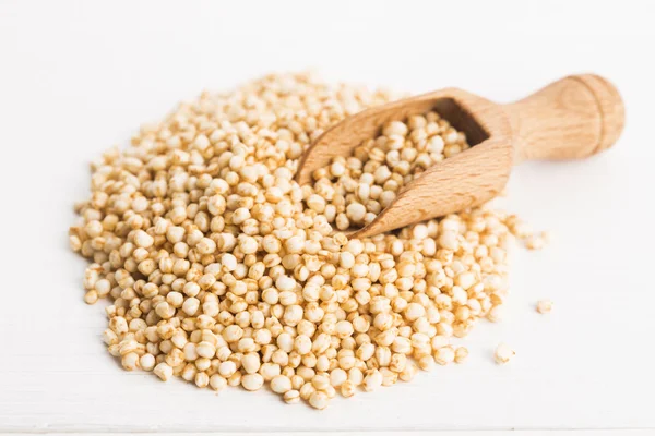 Quinoa popping — Stock Photo, Image