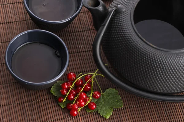 Tè in tazza e ribes rosso fresco — Foto Stock