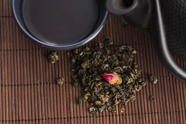 Black cast iron teapot and cup with rose — Stock Photo, Image