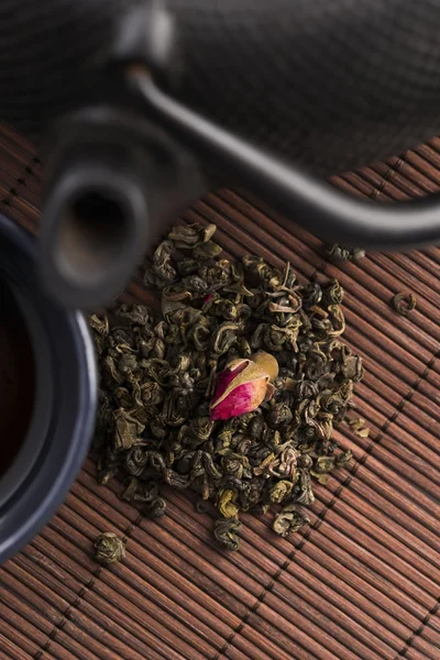 Siyah döküm çaydanlık ve bardak gül desenli — Stok fotoğraf