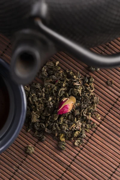 Théière en fonte noire et tasse avec rose — Photo