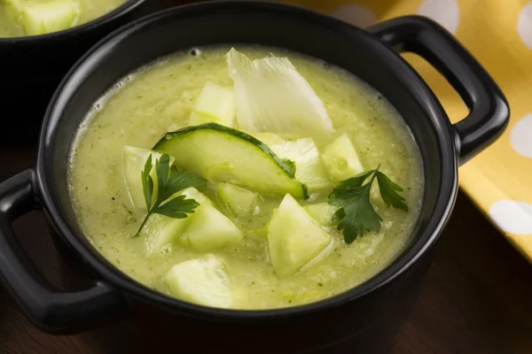 Minestra di cetriolo fredda con erbe — Foto Stock