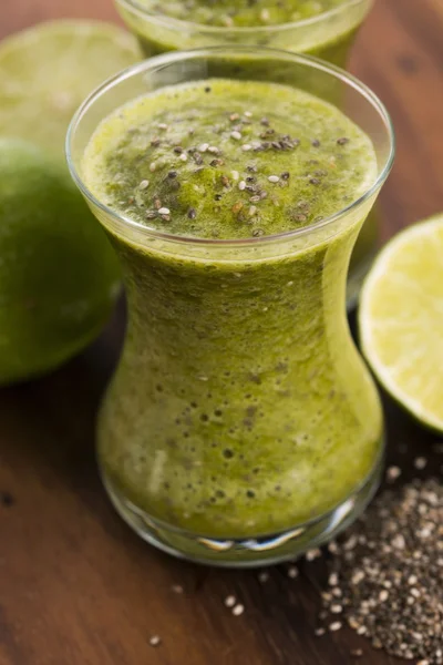 Friskt grön färsk frukt och grönsak saft smoothie med chia — Stockfoto