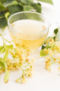 çaydanlık ve bardak ıhlamur çayı ve çiçeklerle