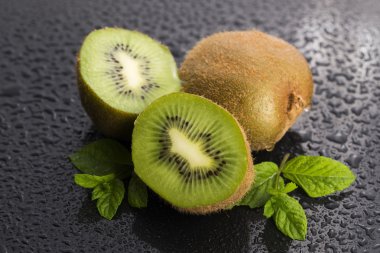 Sulu kivi ve freas yaprakları nane