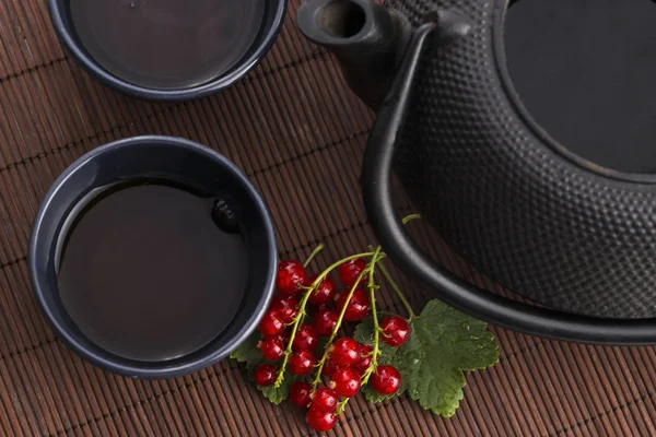 Tè in tazza e ribes rosso fresco — Foto Stock