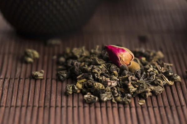 Schwarze gusseiserne Teekanne und Tasse mit Rose — Stockfoto