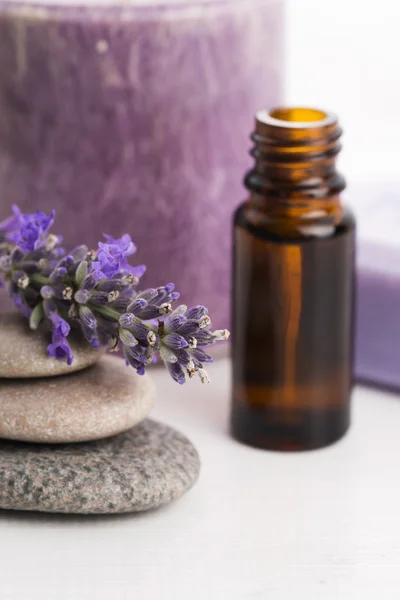 Óleo essencial e flores de lavanda — Fotografia de Stock