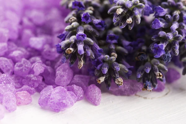 Sal de baño de lavanda y un poco de lavanda fresca — Foto de Stock