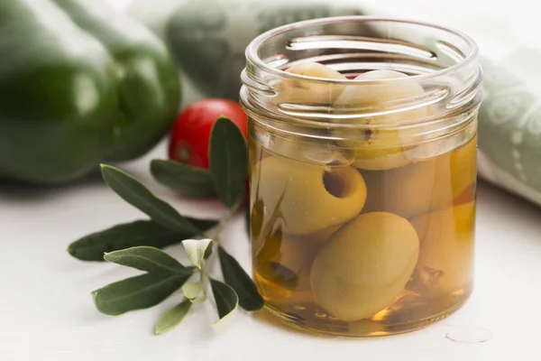 Aceitunas en escabeche y rama de olivo —  Fotos de Stock