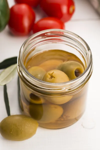 Olives marinées et branche d'olivier — Photo