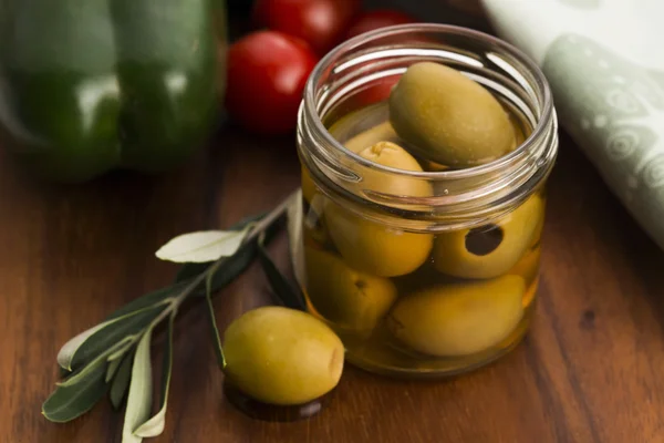 Aceitunas en escabeche y rama de olivo —  Fotos de Stock