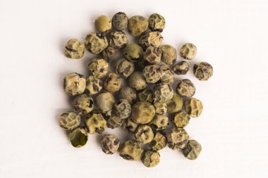 Ahşap zemin üzerine yeşil Peppercorns