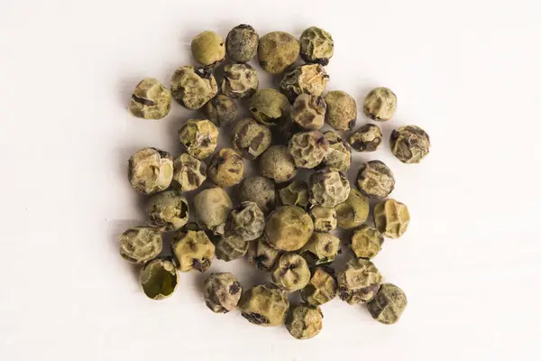 Green Peppercorns on wooden background — Stock Photo, Image