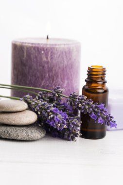 temel yağ ve lavanta çiçekleri