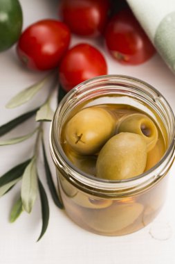 Salamura Zeytin ve zeytin ağacı dalı