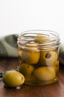 Salamura Zeytin ve zeytin ağacı dalı