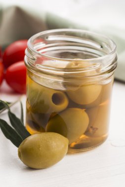 Salamura Zeytin ve zeytin ağacı dalı