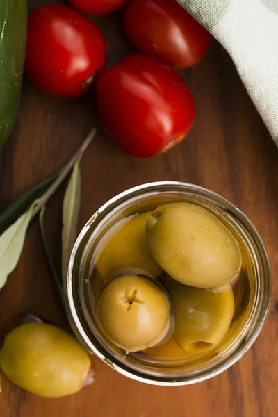 Aceitunas en escabeche y rama de olivo —  Fotos de Stock