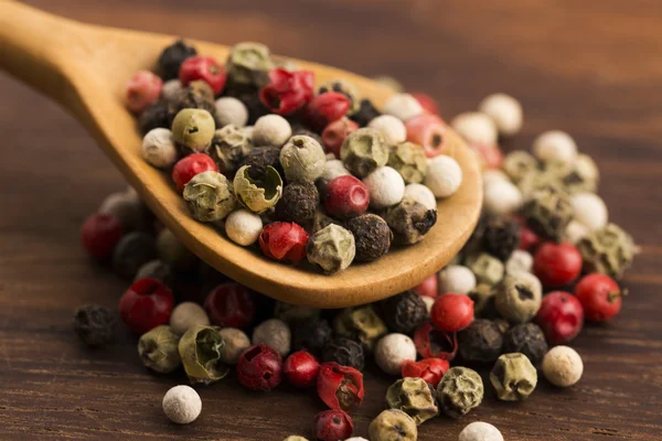 Granos de pimienta verde, roja, blanca y negra mezclados — Foto de Stock