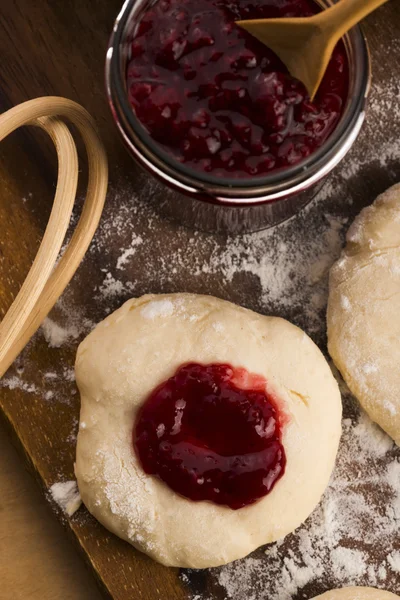 Dough with marmelade on wooden board — Stock Photo, Image