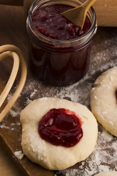 Dough with marmelade on wooden board — Stock Photo, Image