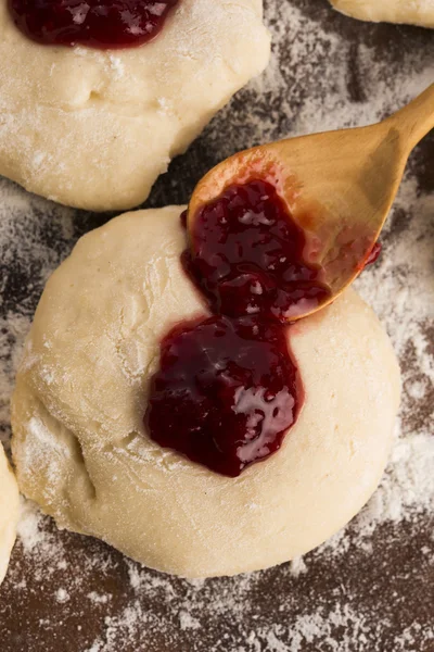 Degen med marmelad på träskiva — Stockfoto