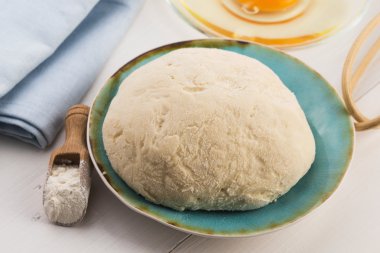 Taze hamur pişmeye hazır.