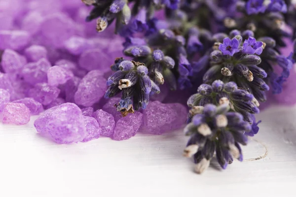 Sal de baño de lavanda y un poco de lavanda fresca — Foto de Stock