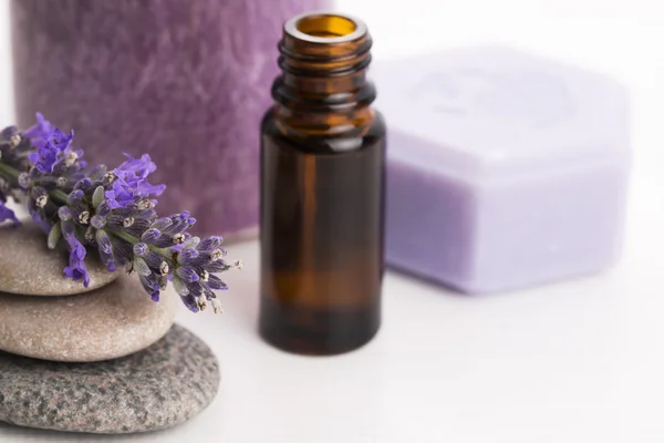 Ätherisches Öl und Lavendelblüten — Stockfoto