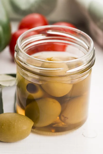 Aceitunas en escabeche y rama de olivo —  Fotos de Stock