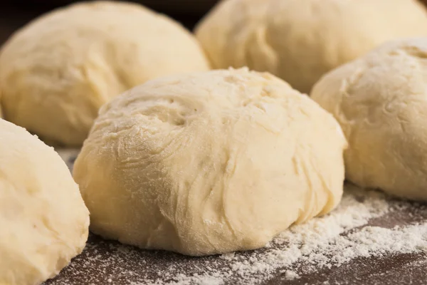 Frischer Teig zum Backen bereit — Stockfoto