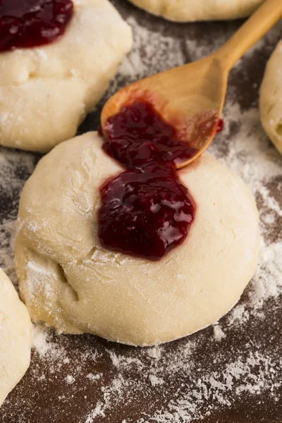 Dough with marmelade on wooden board — Stock Photo, Image