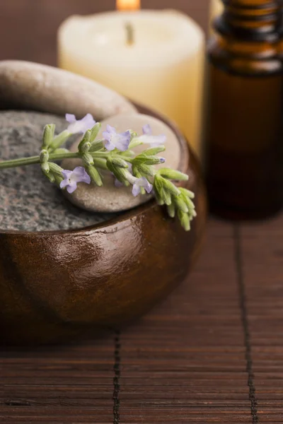 Óleo essencial e flores de lavanda — Fotografia de Stock