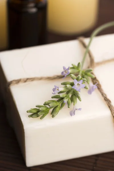 Sabão de lavanda com flores de lavanda — Fotografia de Stock