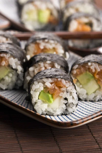 Sushi - łosoś rolkach podawane na talerzu — Zdjęcie stockowe