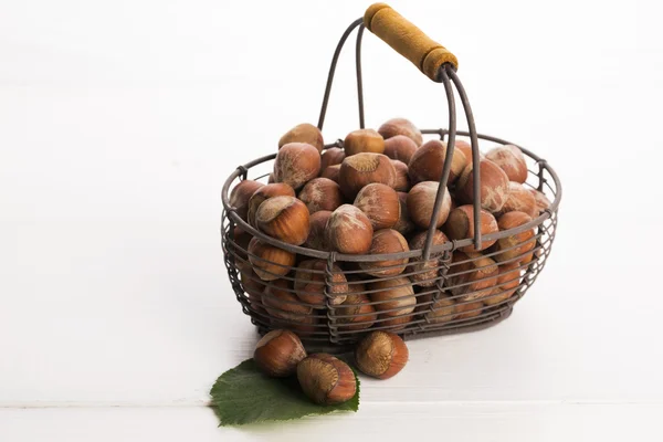 Lískové ořechy v košíku — Stock fotografie