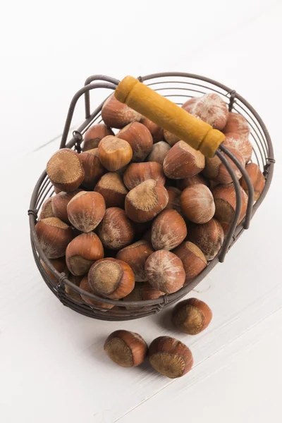 Hasselnötter i korg — Stockfoto