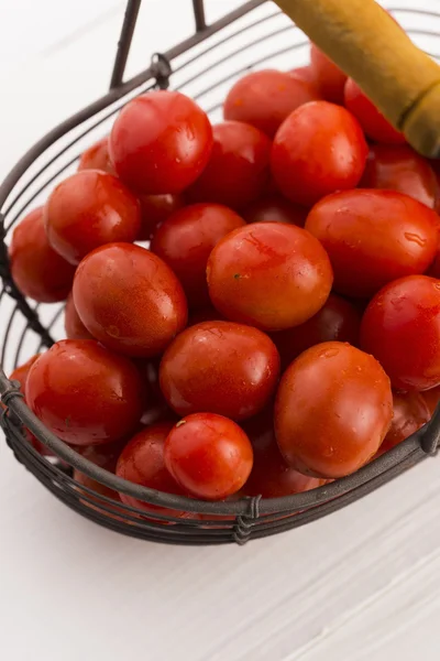 Tomates cerises dans le panier — Photo