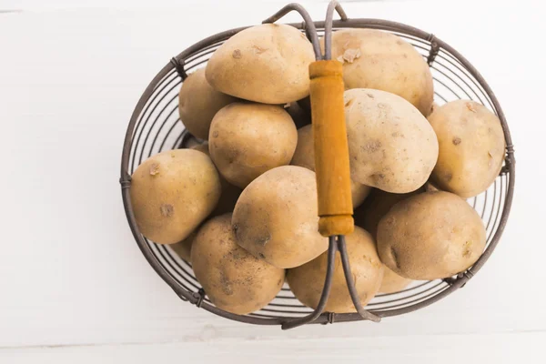 Patate crude in cestino di filo — Foto Stock