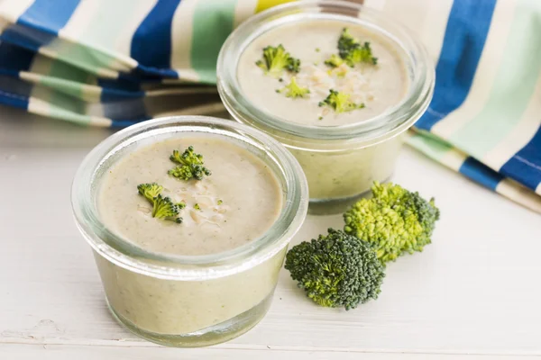Broccoli crème soep op tafel — Stockfoto