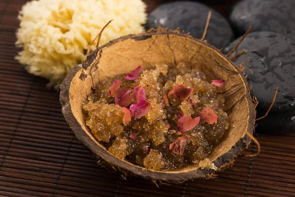 Peeling casero del cuerpo con azúcar, aceite de oliva y pétalo de rosa — Foto de Stock