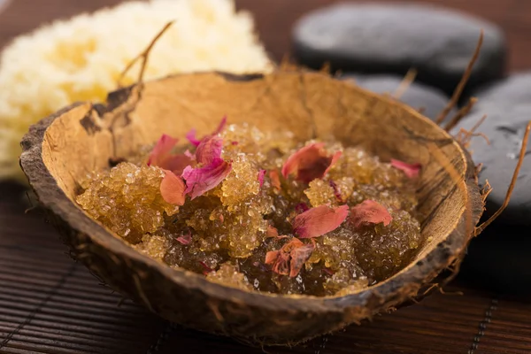 Peeling casero del cuerpo con azúcar, aceite de oliva y pétalo de rosa — Foto de Stock