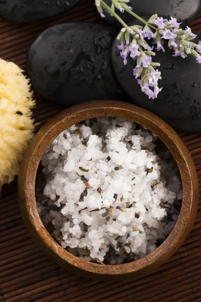 Homemade skin exfoliant (skin scrub) of sea salt, olive oil and — Stock Photo, Image