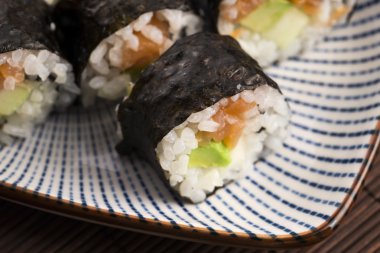 Suşi - somon bir tabakta servis alır