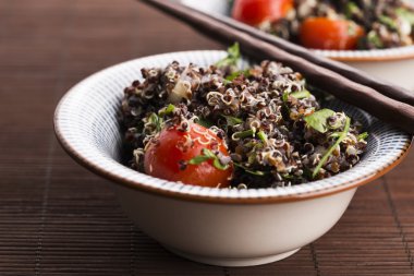 Tabbouleh Quinoa domates, soğan, nane, maydanoz ve limon ile