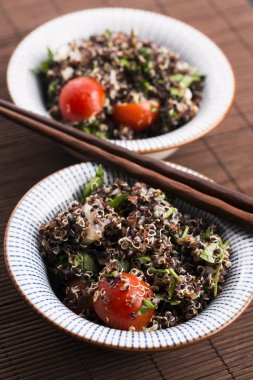 Tabbouleh Quinoa domates, soğan, nane, maydanoz ve limon ile