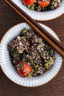Tabbouleh Quinoa domates, soğan, nane, maydanoz ve limon ile
